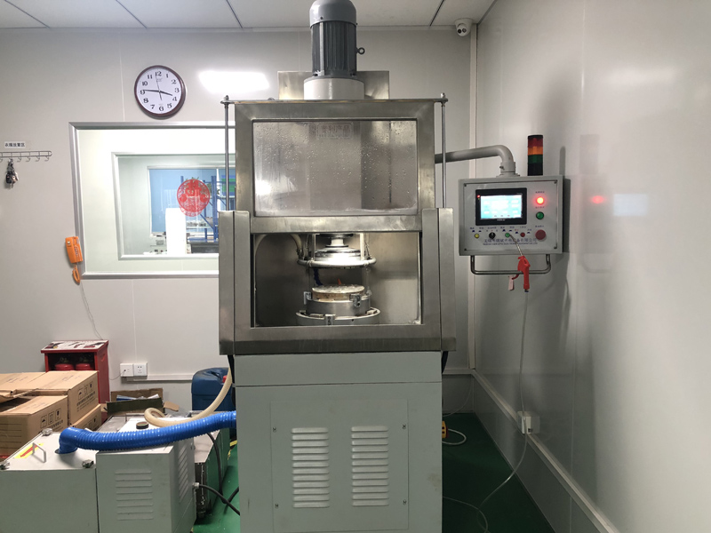 El departamento de rectificado de WTS utiliza la última fresadora y rectificadora plana CNC SXM350A
